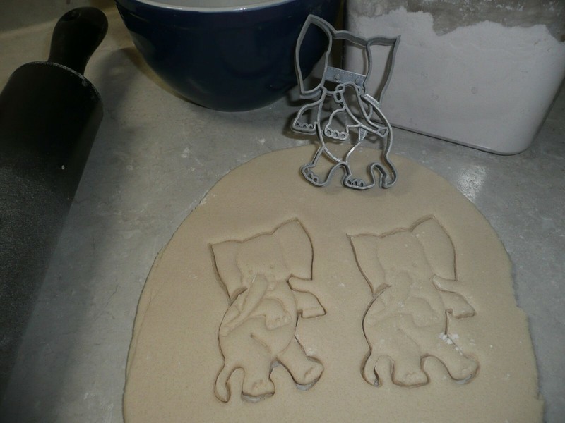 SAGGY BAGGY ELEPHANT CHILDRENS BOOK CHARACTER COOKIE COOKIE CUTTER USA PR3486 gallery