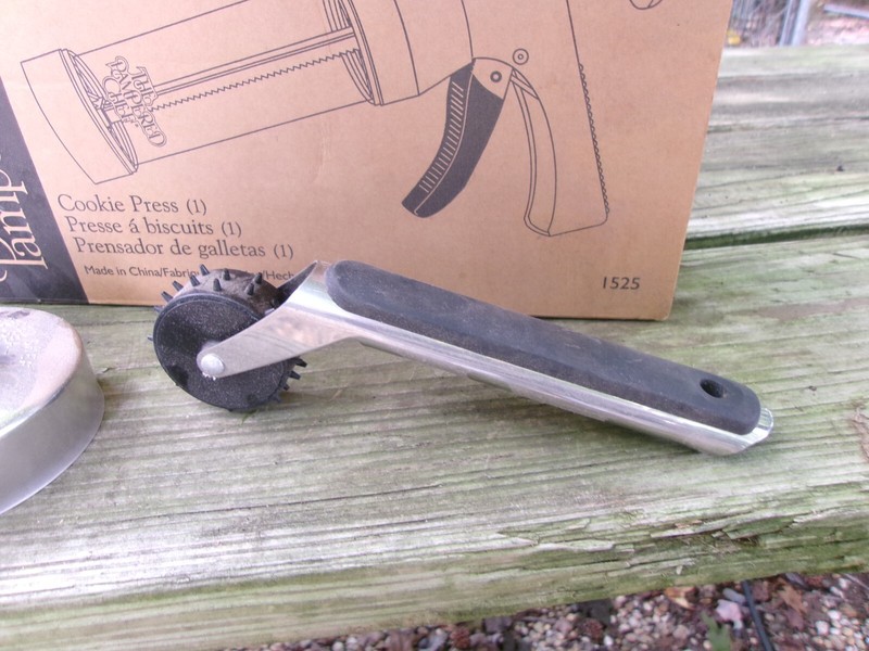 The Pampered Chef Cookie Press #1525 with 16 Discs, Very Good Condition gallery