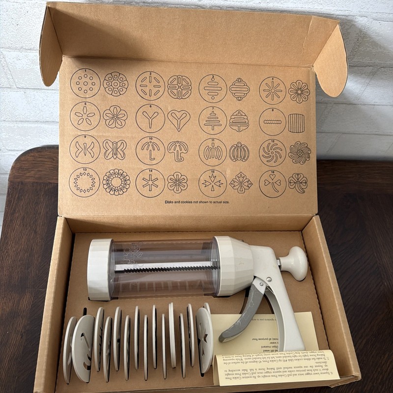 Pampered Chef Cookie Press 1525 16 Disks Designs Spritz Cookies New in Box WHITE gallery