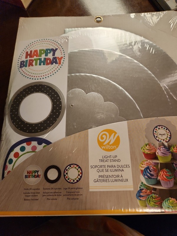 Wilton LIGHT UP TREAT STAND, HAPPY BIRTHDAY, HOLDS 24 CUPCAKES, RARE 2009.