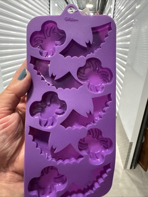 Place & Time WILTON Bats And Spiders Halloween Foodcrafting Silicone Candy Molds gallery