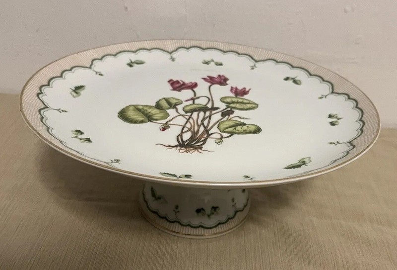 Victorian Gardens 10 1/2 in Round Cake Pedestal Stand