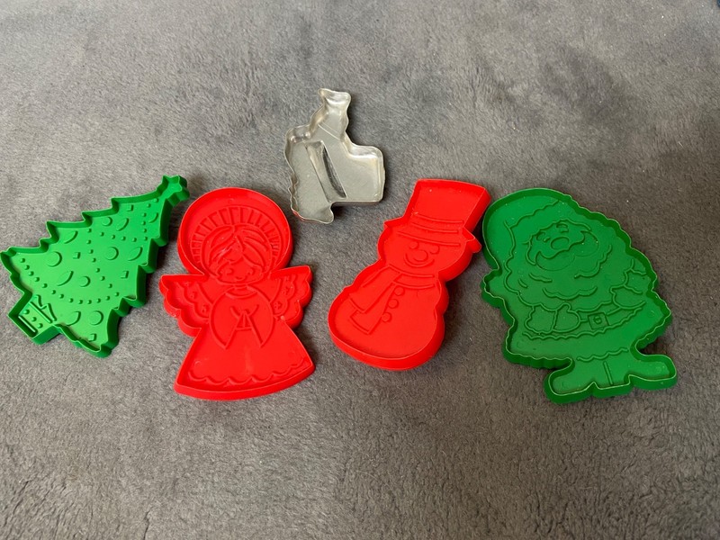 Lot Of 5 Christmas Cookie Candy Cutters Red Green Santa Tree Angel Snowman gallery