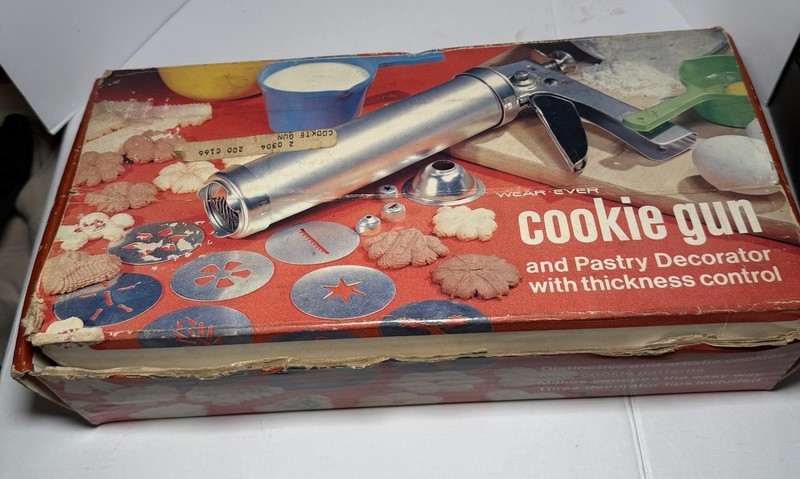 Wear-Ever Aluminum Cookie Gun And Pastry Decorator. Great Cond(1/23)