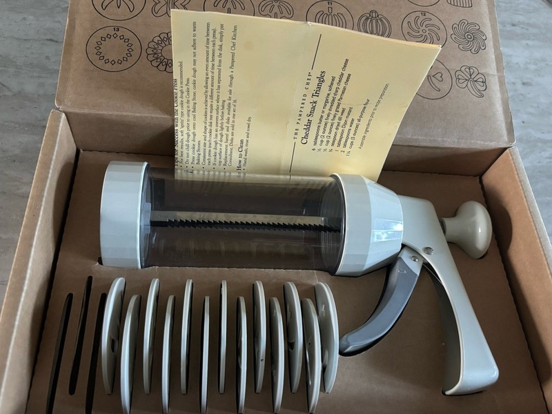 The Pampered Chef #1525 Cookie Press with Only 13 Discs - White gallery