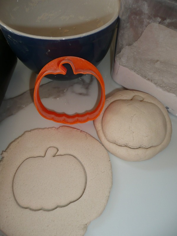 FALL LEAVES PUMPKIN SET OF 3 CONCHA CUTTERS SWEET BREAD STAMP MADE IN USA PR1936 gallery