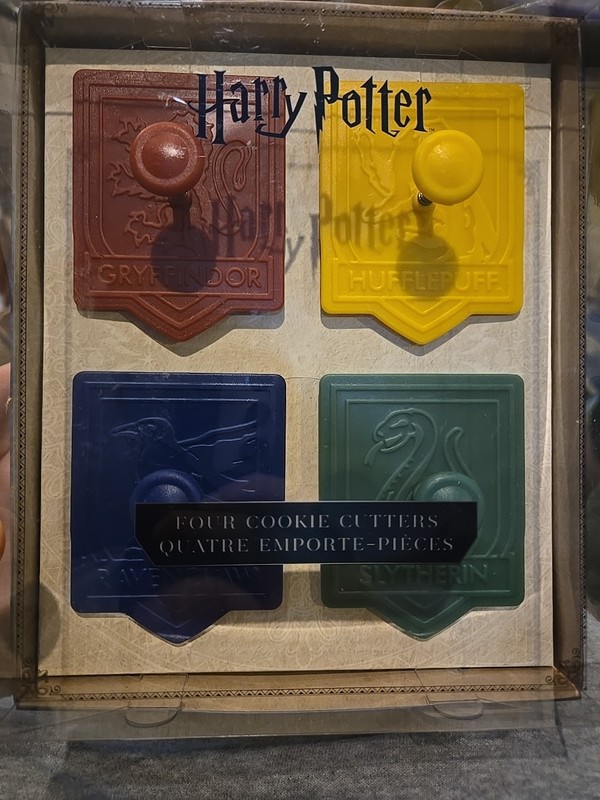 New Williams Sonoma HARRY POTTER 4 pc Cookie Cutter Set Wizards House Crests