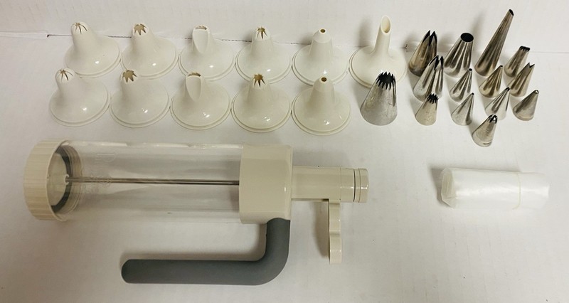 Used Pampered Chef Easy Accent Decorator 1778 Icing Frosting Kit w/Extra Tips