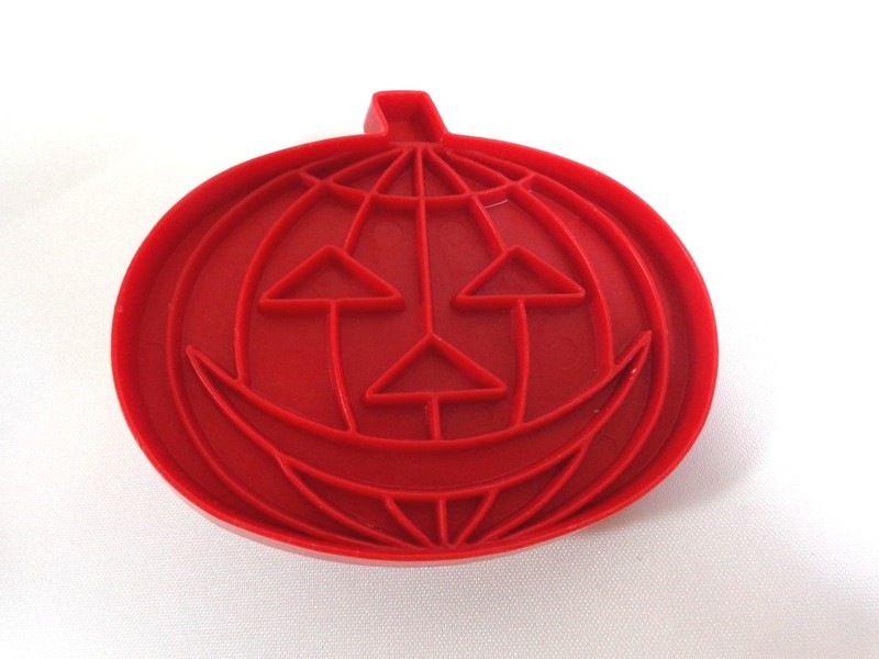 Jack O Lantern Cookie Cutter 3.5″ Red Plastic Indents Handle Pumpkin Halloween