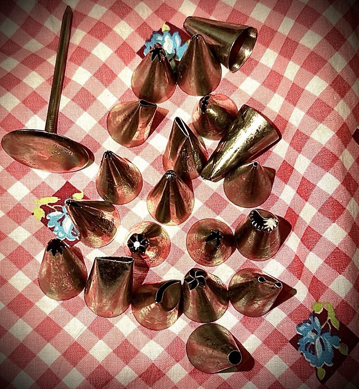 20 Vintage Wilton Cake Decorating Metal Tips Lot w/ Flower Nail Korea Icing Set