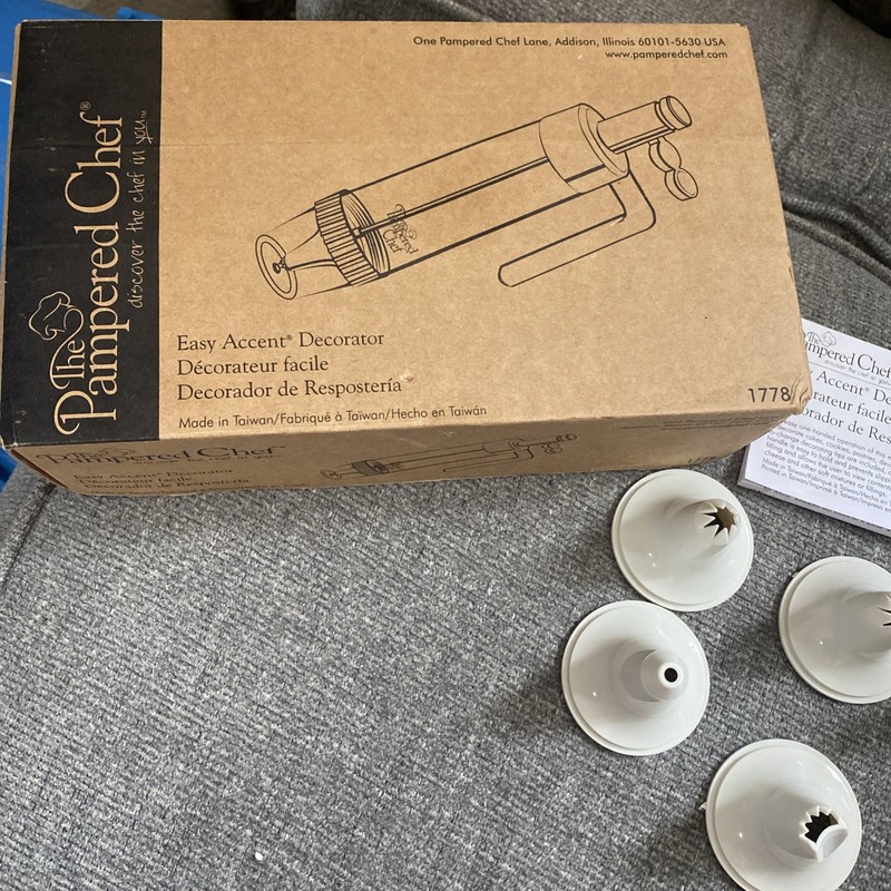 Pampered chef Easy Accent Decorator frosting decorating press. gallery