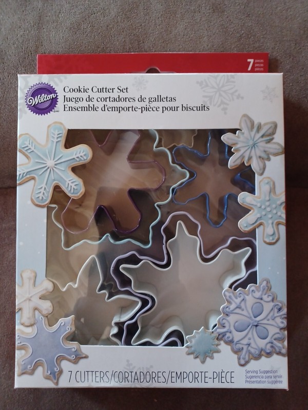Wilton Snowflake Cookie Cutter 7 Piece Set Purple, blue, white