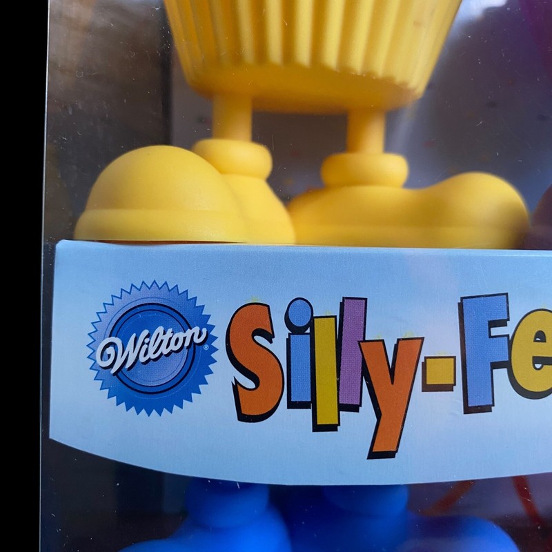 Wilton Silly Feet 4 Silicone Baking Cups , 4-Count gallery