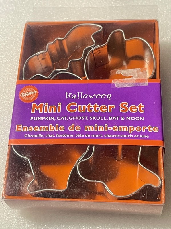 New In Box Wilton Halloween Mini Metal Cookie Cutters 6-Pc Set (V11)