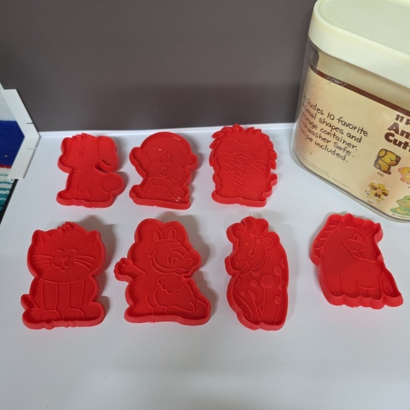 Vintage HOAN 8 Piece Animal Cookie Cutter Set w/ Storage Container & Recipe gallery