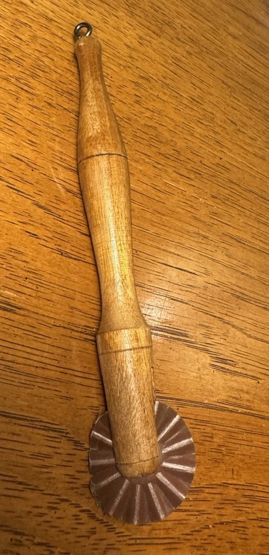 Vintage Wooden Handled Pastry Wheel Dough Crimper Cutter Tool