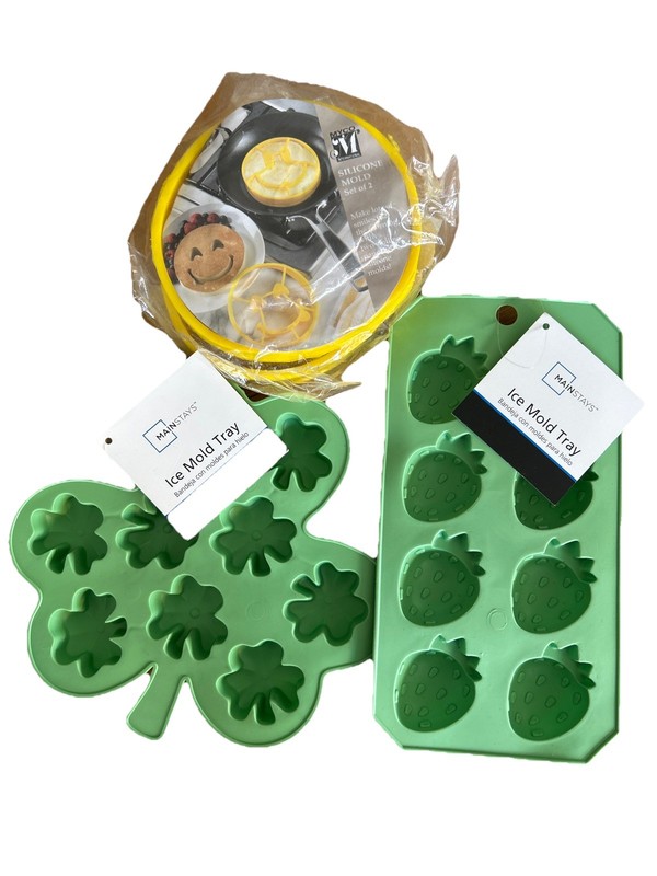 Lot of 3 Silicone Molds Pancake/Egg Rings + Ice Trays Clover & Strawberry) – New