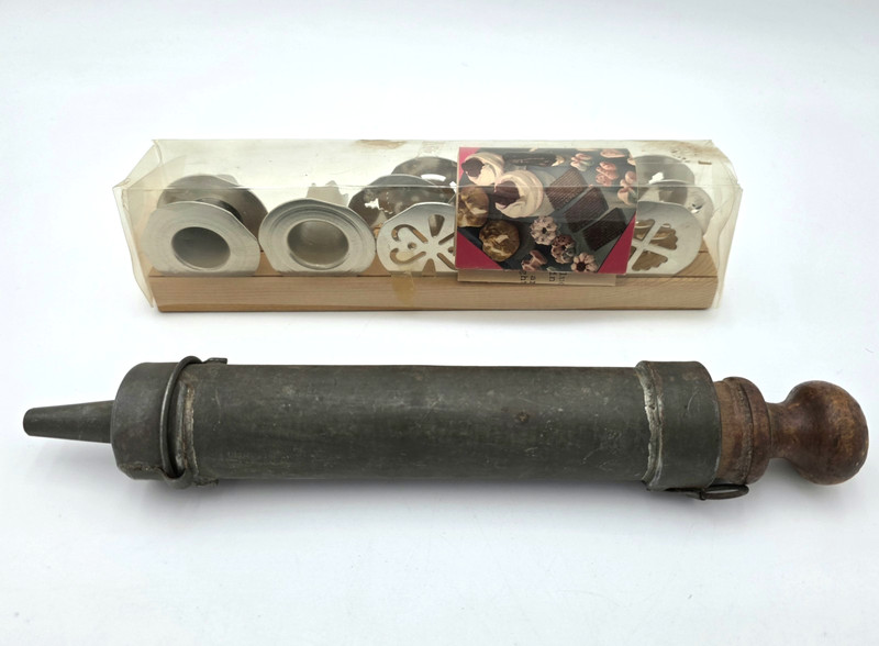 Mirro cookie press set with discs and recipe booklet aluminum pastry tool VTG