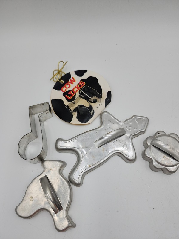 Huge lot of vintage tin handle large small Cookie Cutters Disney Cactus Xmas Cow gallery