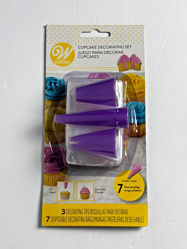 Wilton Cupcake Cake Decorating Set 3 Jumbo Tips 7 Disposable Icing Bags C22-13