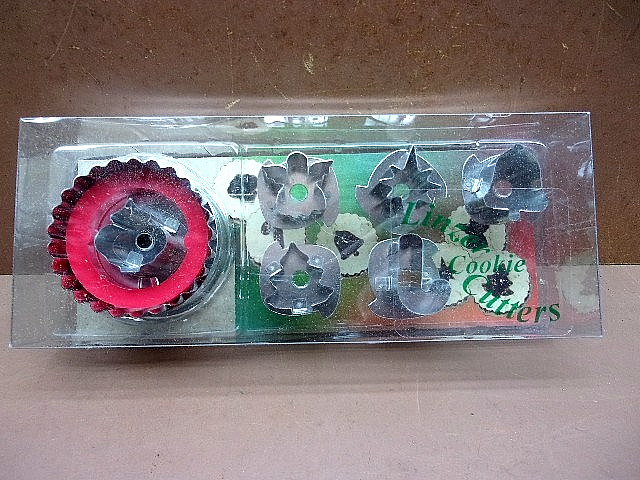Linzer Christmas Cookie Cutter Set Fluted Round + 6 Holiday Shapes Baking YUMMY!