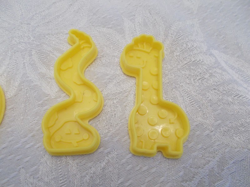 6 VINTAGE Animal General Mills Fun Group Inc GMFGI Cookie Cutters Never Used gallery
