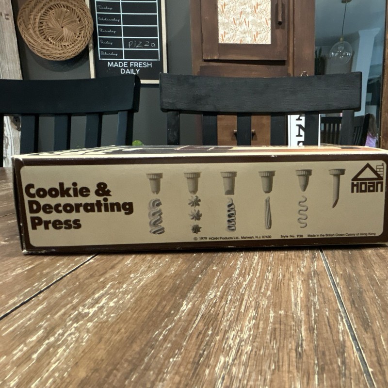 Vintage 1979 Hoan Cookie Press with Discs & Tips, Beige Brown Plastic Aluminum gallery