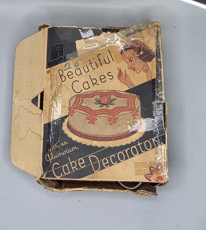 VINTAGE Beautiful Cakes Brand Aluminum Cake Decorator set in Orig Box