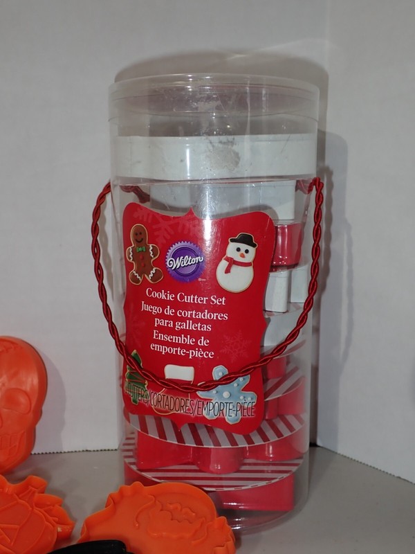 Wilton 10pc Holiday Cookie Cutters Set 10 Metal Shapes, New in pkg.