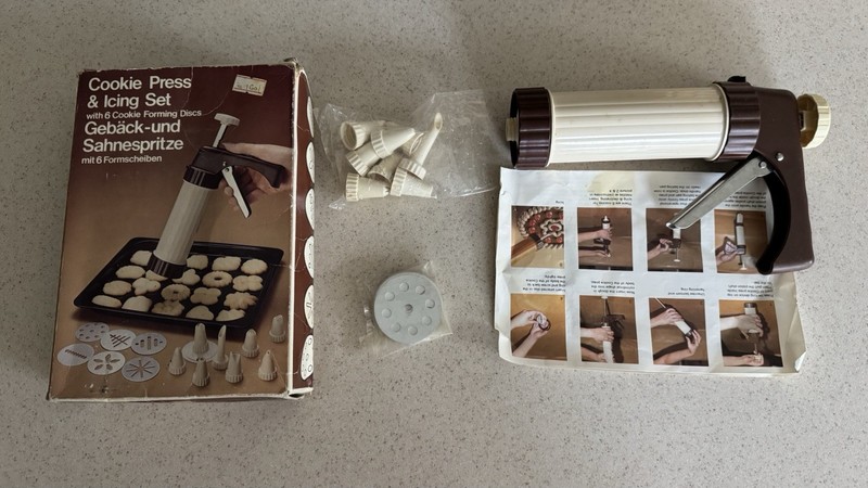 Vintage 1980 Cookie Press Cake Icing Set Decorator Plastic and metal Brown gallery
