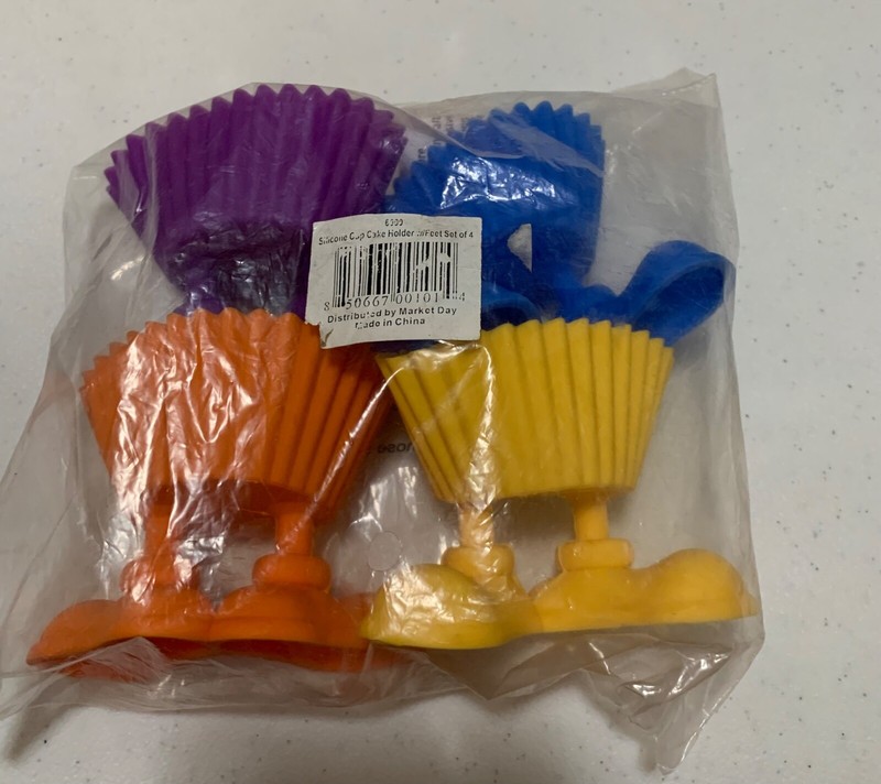 Brand New Set Of 4 Wilton Silly-Feet Design Silicone Multi Color Baking Cups
