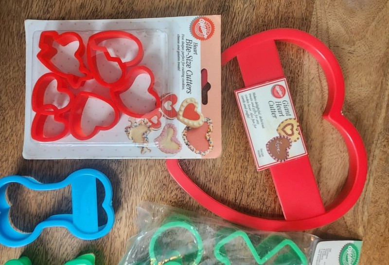 Lot Of 14 Wilton Holiday Cookie Cutters Multiple Sizes Comfort Grip NEW! 1990's gallery