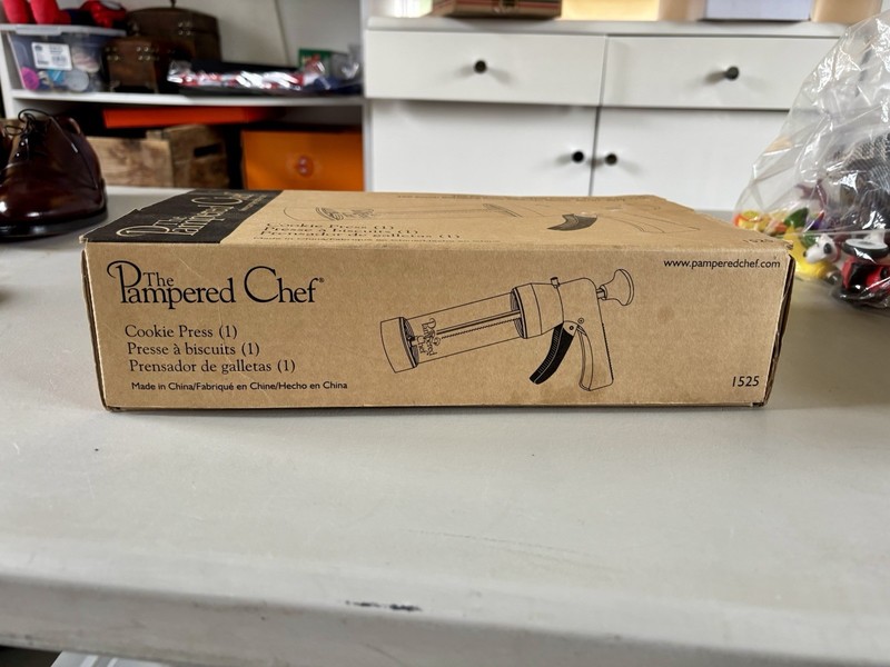 Pampered Chef Cookie Press #1525 Complete in Box w/ 16 Discs Unused gallery