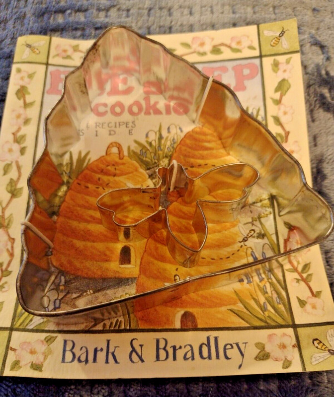 NIP 2000 BARK & BRADLEY BEESKEEPER METAL COOKIE CUTTER RECIPE BOOKLET gallery