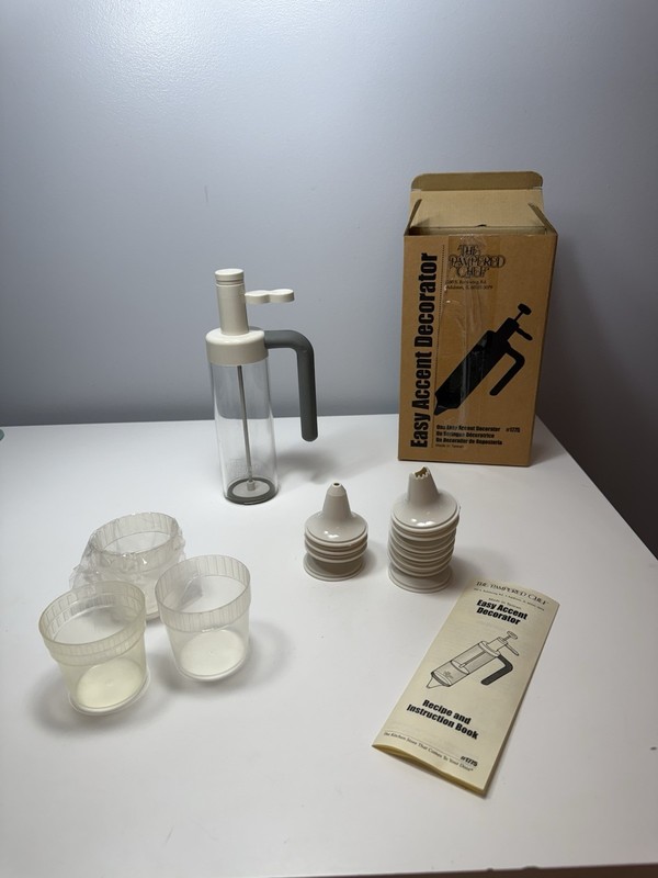 The Pampered Chef Easy Accent Decorator 1775 Complete Set & 5 Extra Tips! EUC gallery