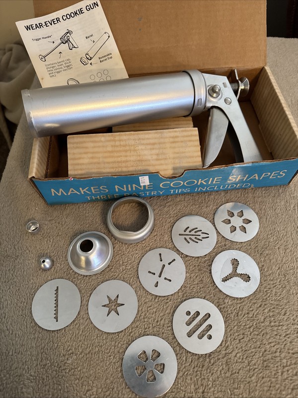 Vintage Wear-Ever Trigger Cookie Gun & Pastry Decorator 8Shapes 2 Tips Complete
