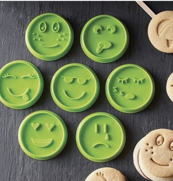 Pampered Chef 7 Piece Emoji Cookie Cutter Set #1443 NEW