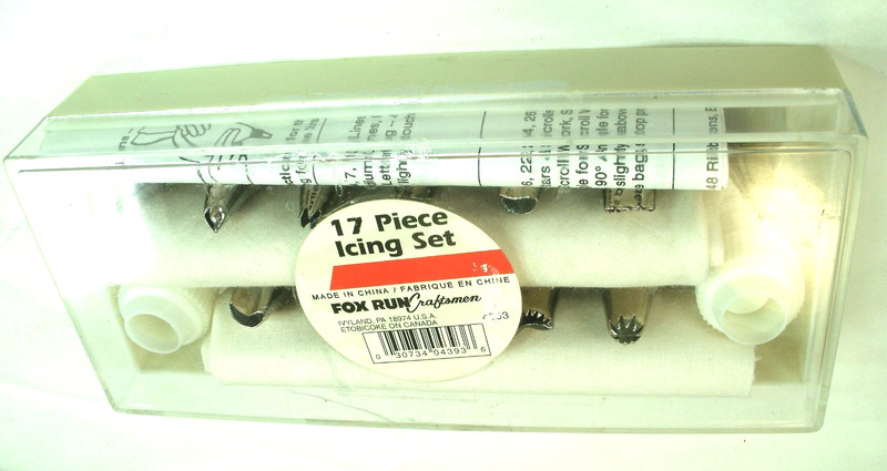 17 Piece Icing Set New in Plastic Storage Box 12 Tips Cloth Piping Bags