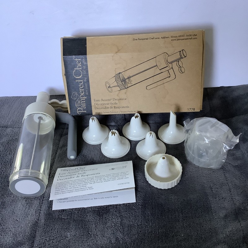 Pampered Chef Easy Accent Decorator 1778 In Box gallery