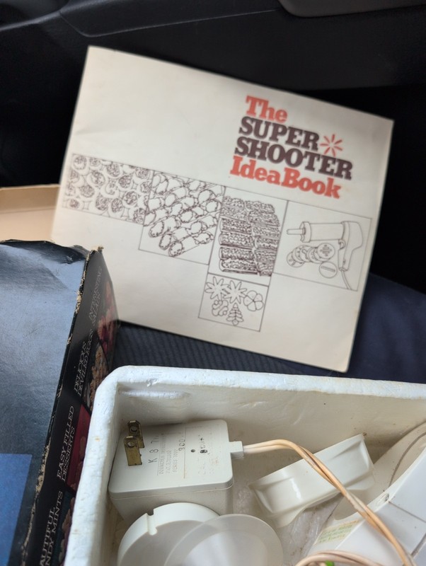 Vintage Wear-Ever Super Shooter No. 70001 Electric Cookie Canapé Candy Maker gallery