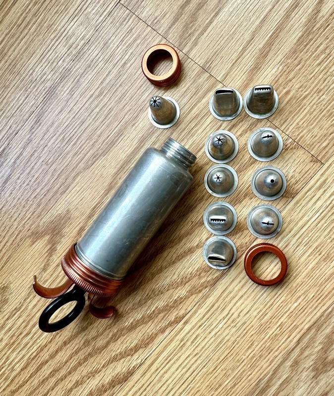 Vtg Mirro Cake Cookie Aluminum Decorator Kit w/ 10 Tips & Extra Top Piece m-0360 gallery