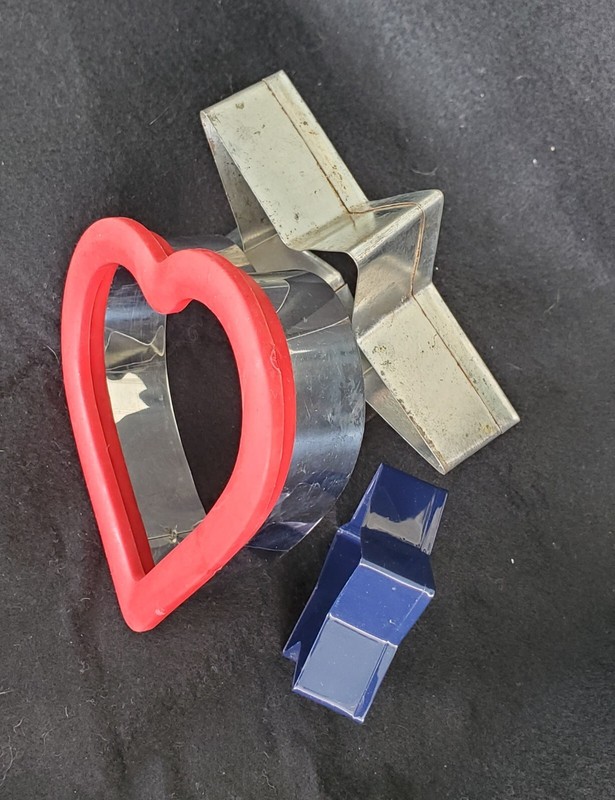 Wilton Heart Shaped (4 1/2) Cookie Cutter, Star-Large (4 3/4) , Small (2 1/4) gallery