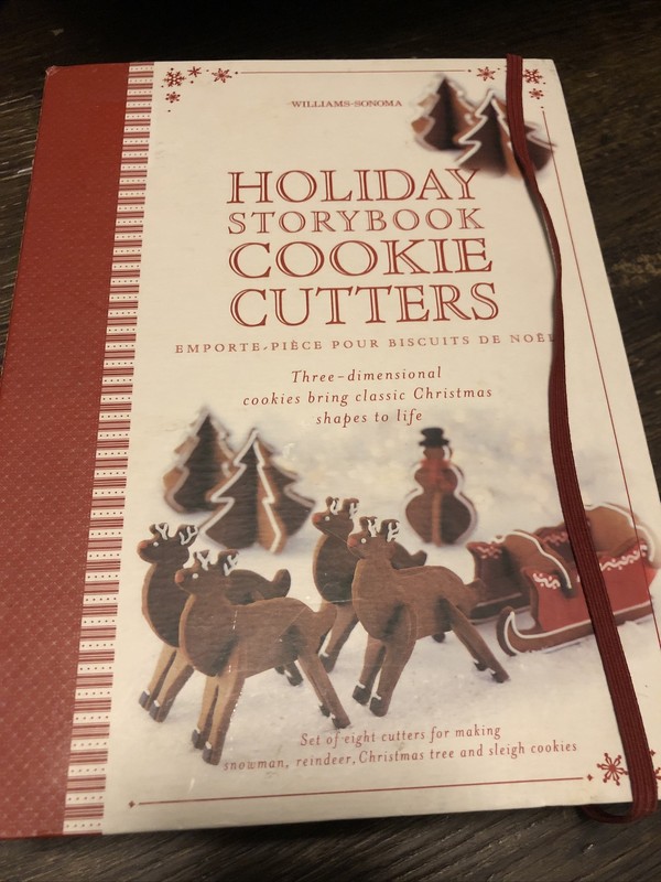 WILLIAMS-SONOMA HOLIDAY STORYBOOK 3-D COOKIE CUTTERS (SET OF 8) – Gently Used