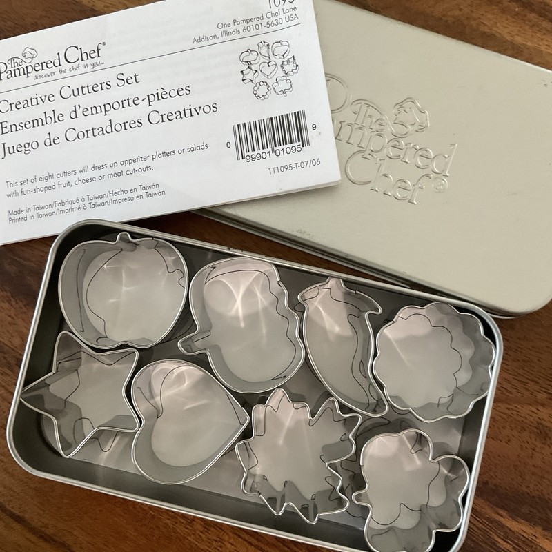The Pampered Chef Item 1095 Creative Cutters Set Of 8 With Tin Shaped Cutouts
