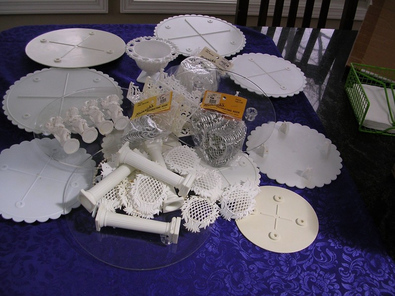 WILTON WEDDING CAKE DECORATING PILLARS, CHERUBS,SEPARATORS, FILIGREE ++75pc lot gallery