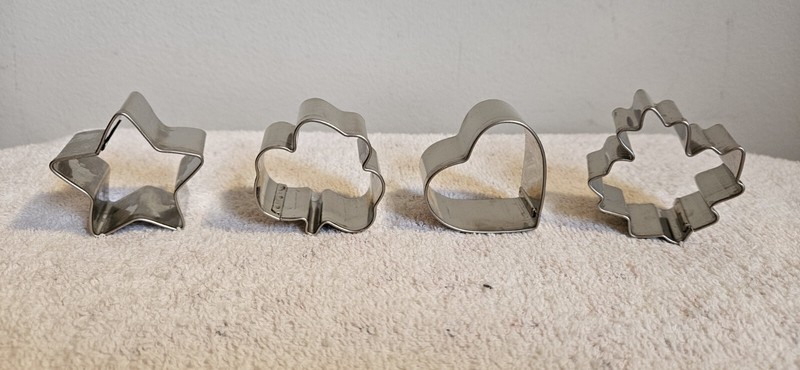 PAMPERED CHEF CREATIVE CUTTERS SET OF 8 ALUMINUM COOKIE VEGGIE FRUIT MEAT CUTTER gallery