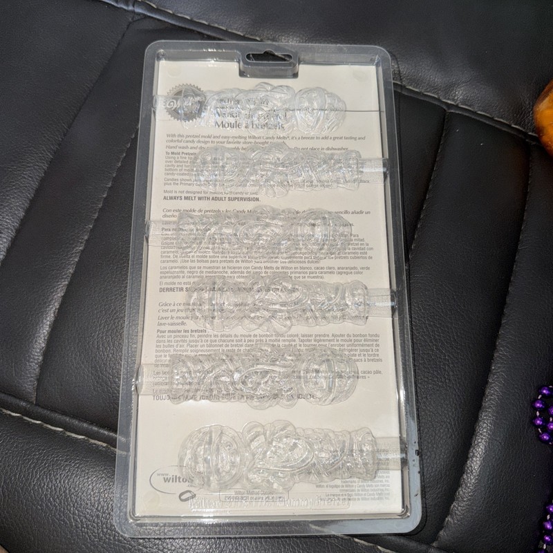 Wilton ~ 4 CAVITY - PRETZEL MUMMIES CHOCOLATE CANDY MOLD #2115-1783 - Unused gallery