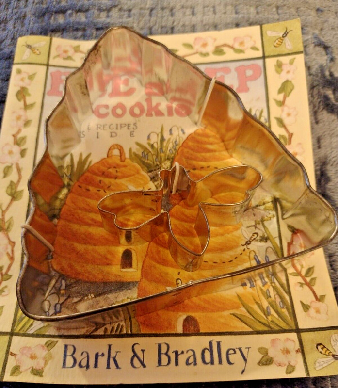 NIP 2000 BARK & BRADLEY BEESKEEPER METAL COOKIE CUTTER RECIPE BOOKLET gallery