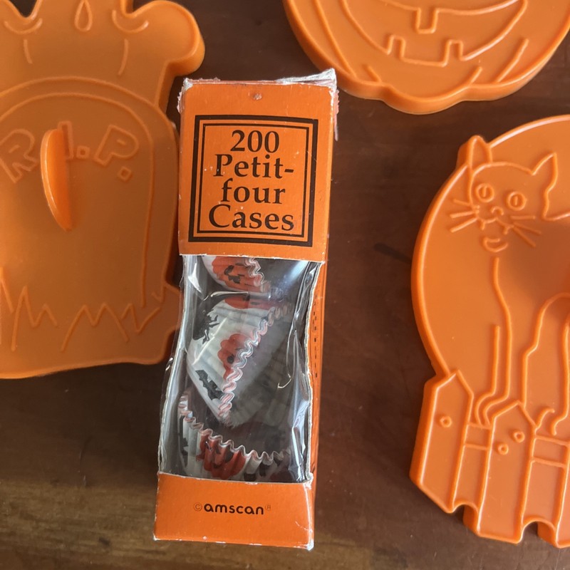 Lot of Various Plastic Cookie Cutter ~ Halloween gallery