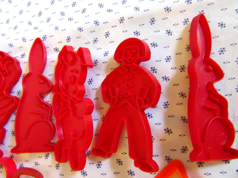 Vintage Lot! 37 COOKIE CUTTERS Christmas Angel-SANTA-Tree-Bunny Rabbit-PORKY PIG gallery